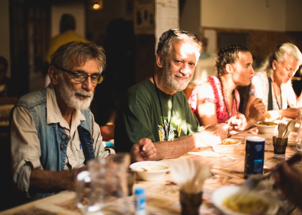 D&eacute;jeuner au QG du Festival, b&eacute;n&eacute;voles et  participants dont Baudoin