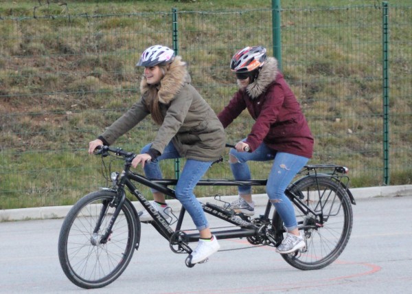 Sensibilisation au Handicap dans la Vie et dans le Sport - Lyc&eacute;e de la montagne de Valdeblore - Tandem avec mise en situation de Non-Voyance