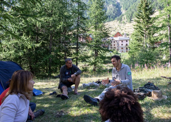 WEPES - Week-End Pedestre/Equestre Solidaire - Bivouac à Molliére, échanges avec un garde du parc